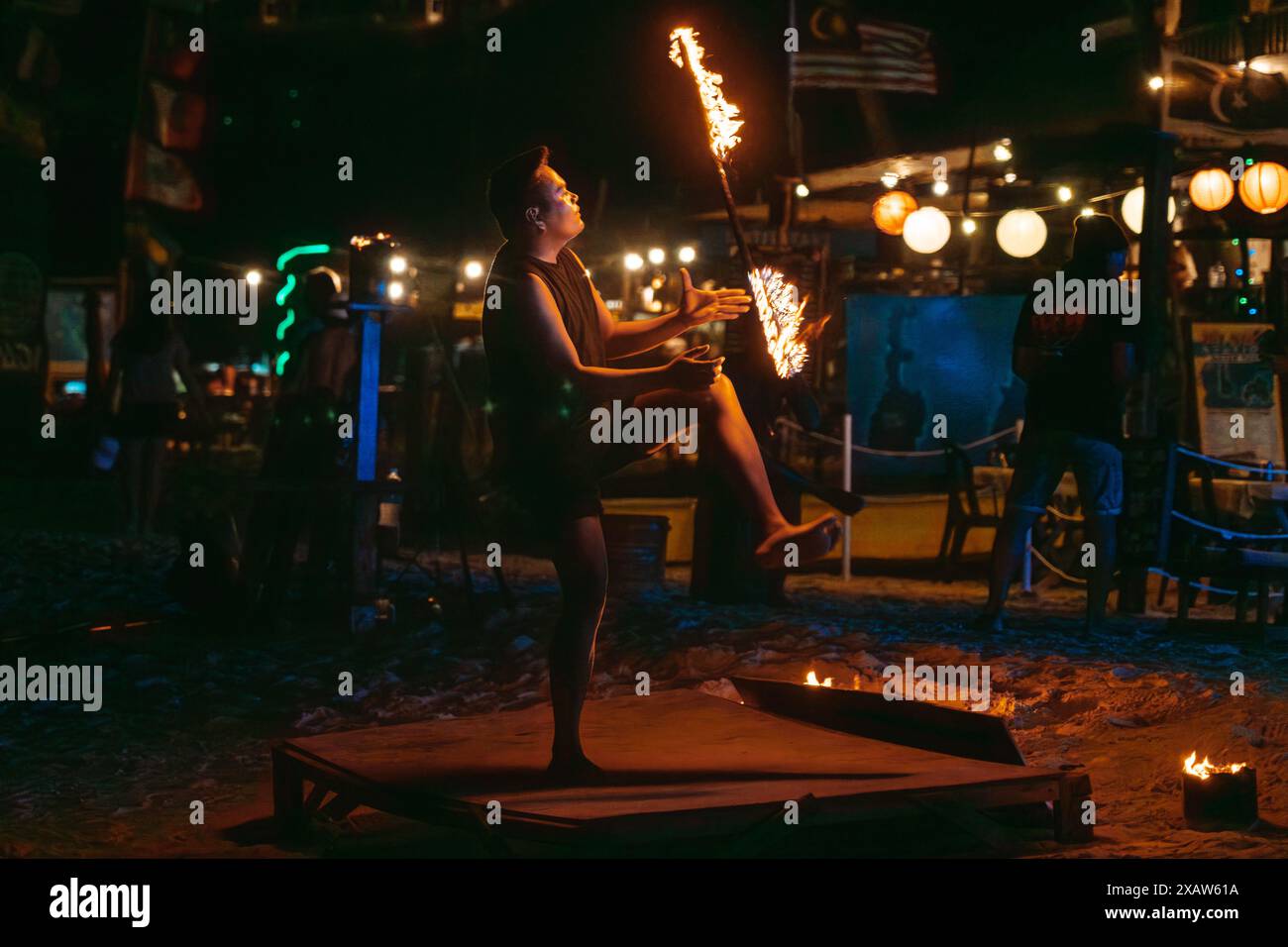 Terranganu, Malesia - 9 maggio 2024: Spettacolo di fuochi d'artificio a Long Beach nelle Isole Perhentiane Foto Stock