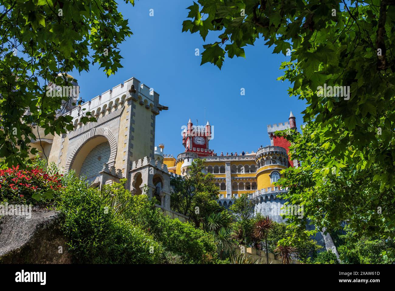 Facciata vibrante del Palácio da pena (Palácio da pena) incorniciata dal verde - Sintra, Portogallo Foto Stock