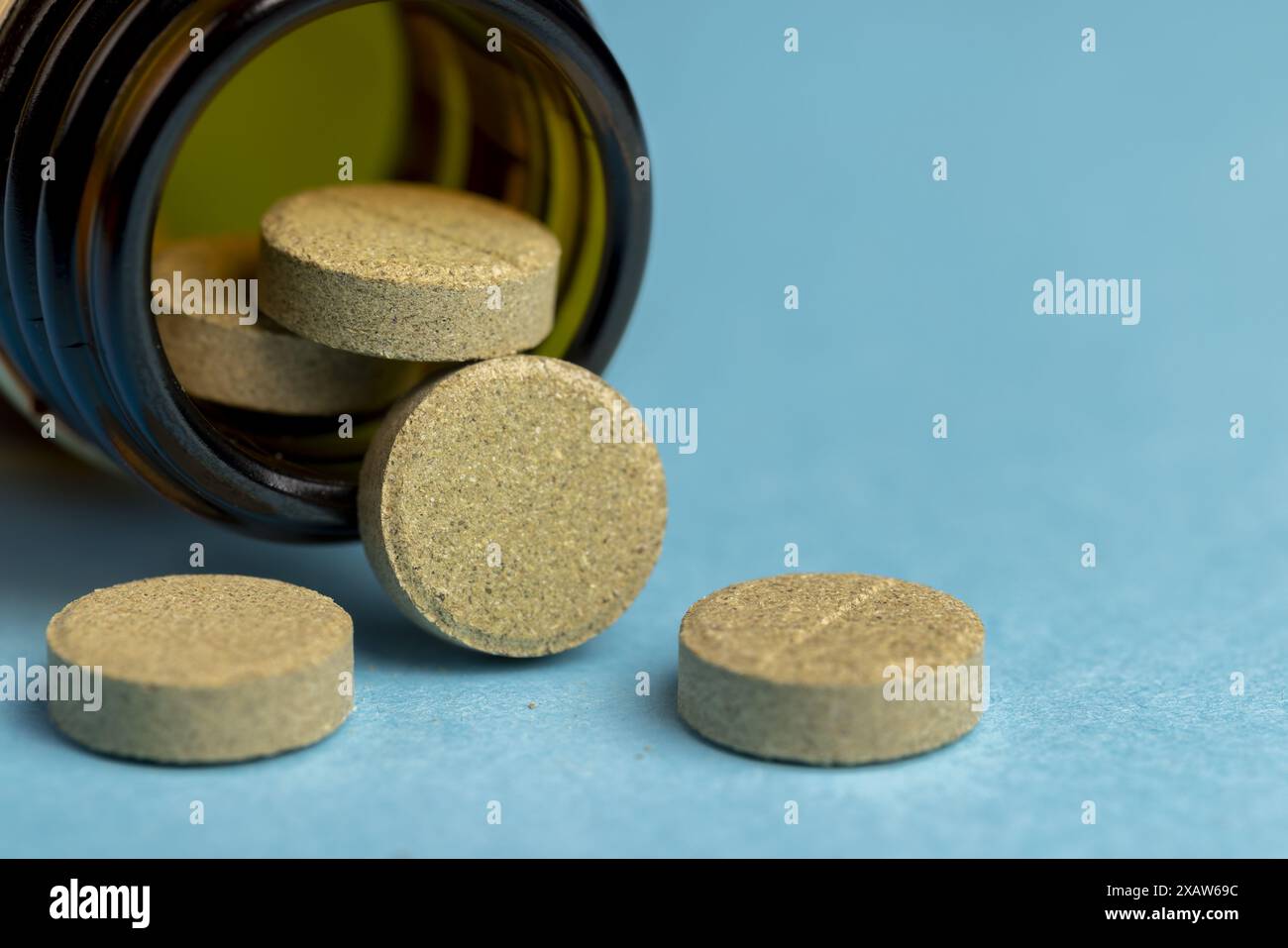 pillole medicinali naturali con erbe e ingredienti naturali, farmaci omeopatici con pezzi di piante ed erbe medicinali Foto Stock