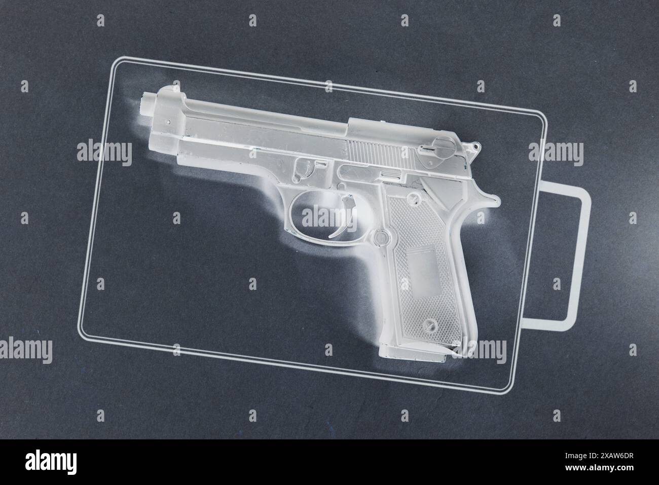 Vista del sensore a raggi X di una pistola in una borsa a mano Foto Stock