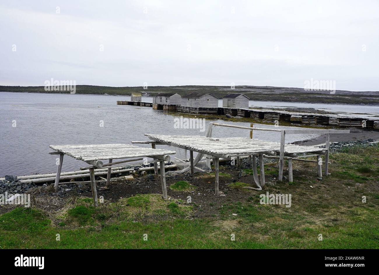 Scaffali in legno per l'essiccazione dei pesci sulla riva Foto Stock