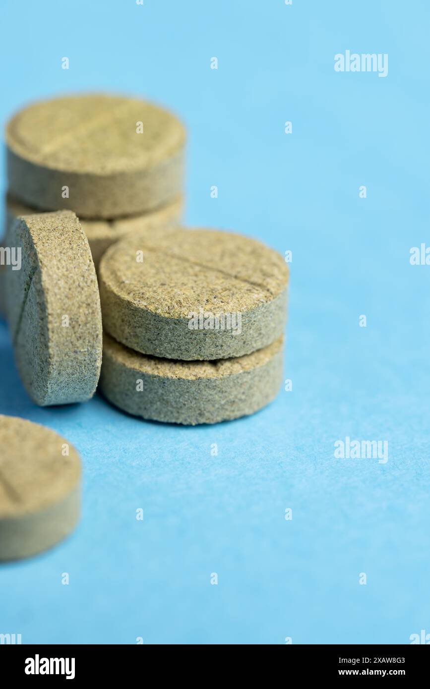 pillole medicinali naturali con erbe e ingredienti naturali, farmaci omeopatici con pezzi di piante ed erbe medicinali Foto Stock