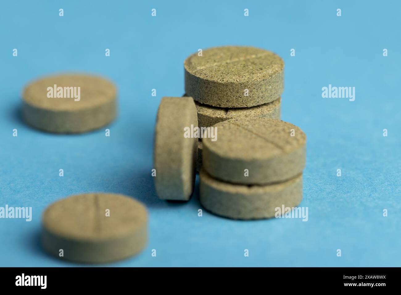 pillole medicinali naturali con erbe e ingredienti naturali, farmaci omeopatici con pezzi di piante ed erbe medicinali Foto Stock