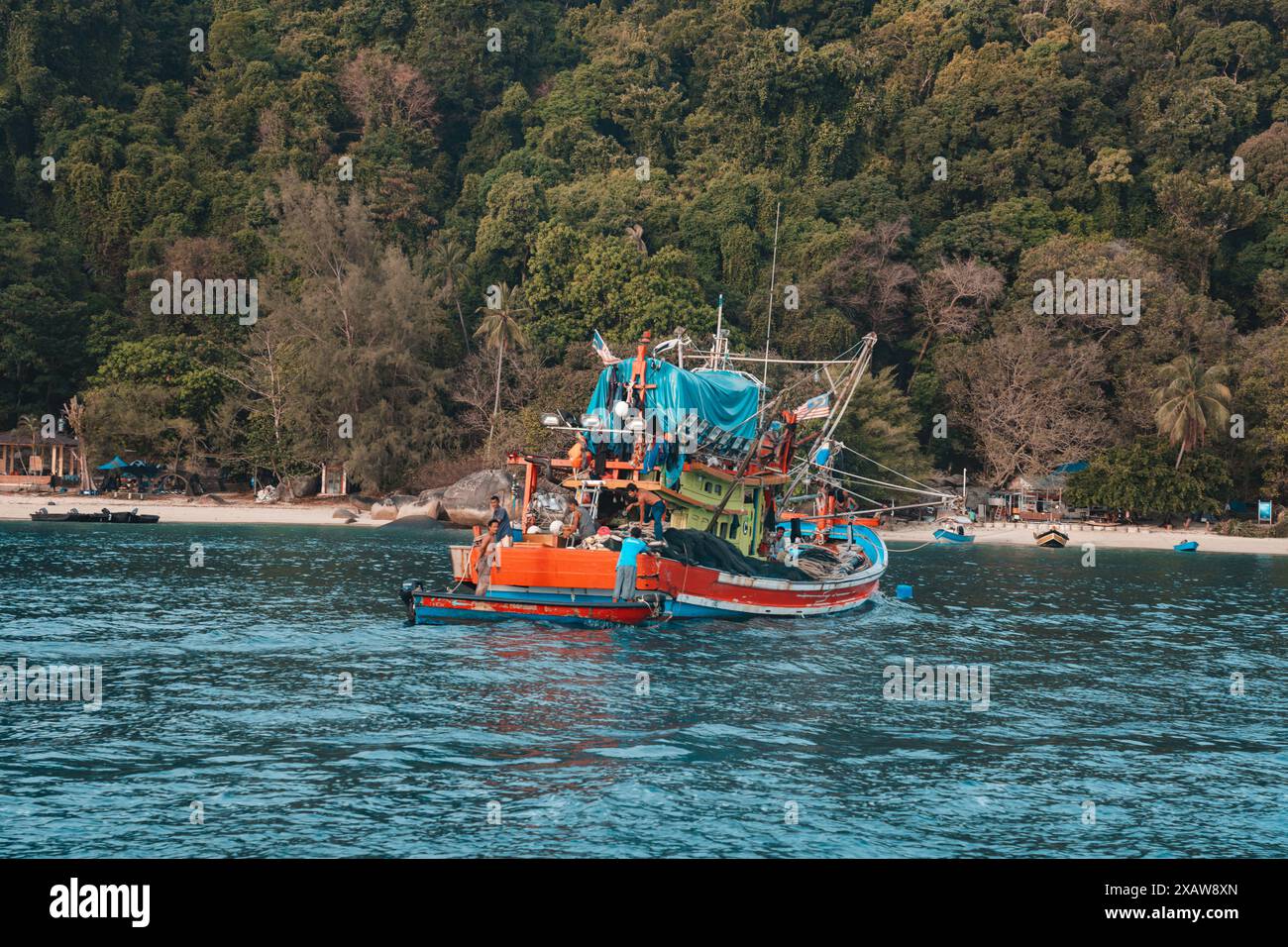 Perhentian, Kelatan, Malesia - 9 maggio 2024 : pescherecci sul Mar Cinese meridionale delle Isole Perhentiane, Malesia Foto Stock