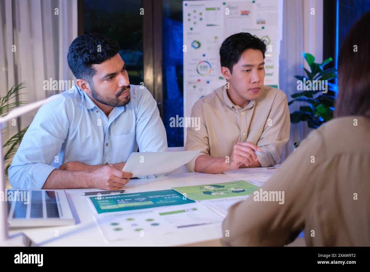 informazioni sul team diversity sull'esg e sulla pianificazione del sistema ecocompatibile in un ufficio ecosostenibile di notte Foto Stock