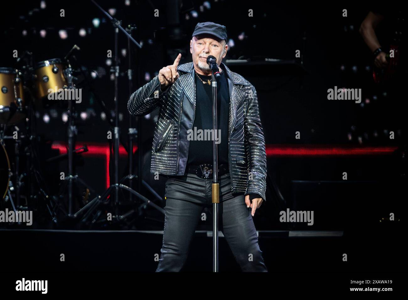 Concerto di musica per cantanti italiani - Vasco Rossi - Vasco Live 2024 Vasco Rossi Milano Stadio San Siro Italia Copyright: XMirkoxFava/TSCKx/xLiveMediax LPM 1389957 Foto Stock