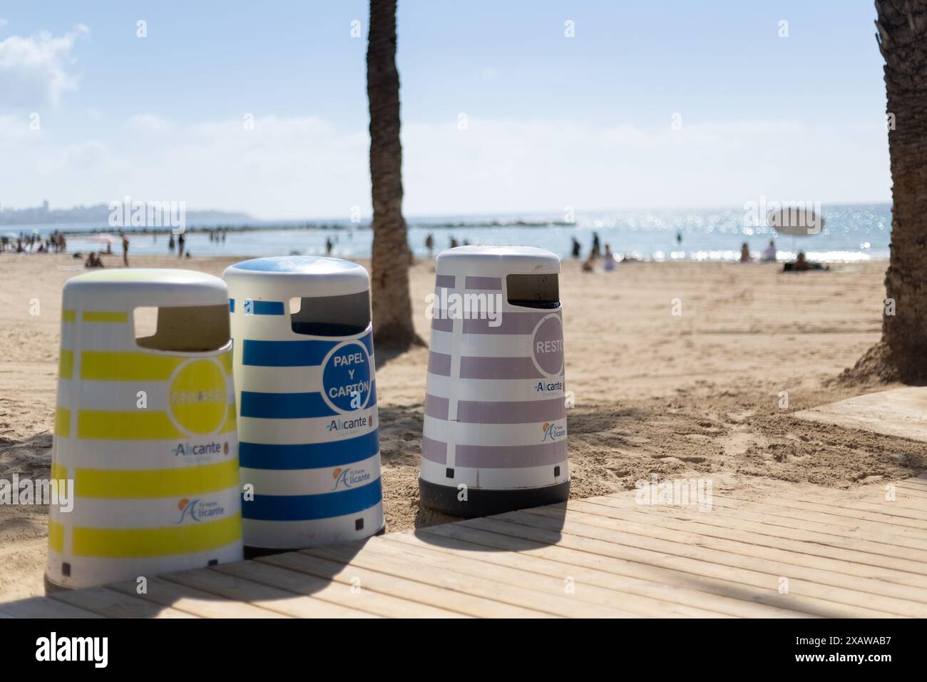 ALICANTE, SPAGNA - 21 MAGGIO 2024: Bidoni di riciclaggio sulla spiaggia di Playa del Postiguet Foto Stock