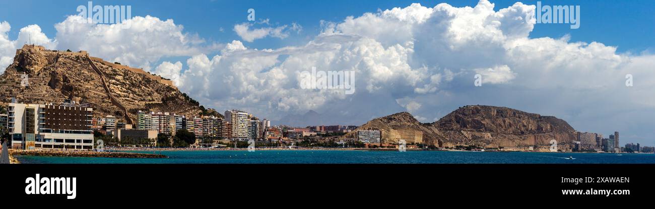 ALICANTE, SPAGNA - 21 MAGGIO 2024: Vista panoramica della città sulla spiaggia Playa del Postiguet Foto Stock
