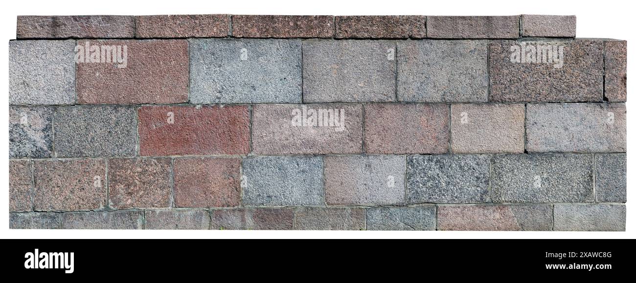 Frammento di una recinzione fatta di grandi blocchi rettangolari di granito. Isolato su bianco Foto Stock