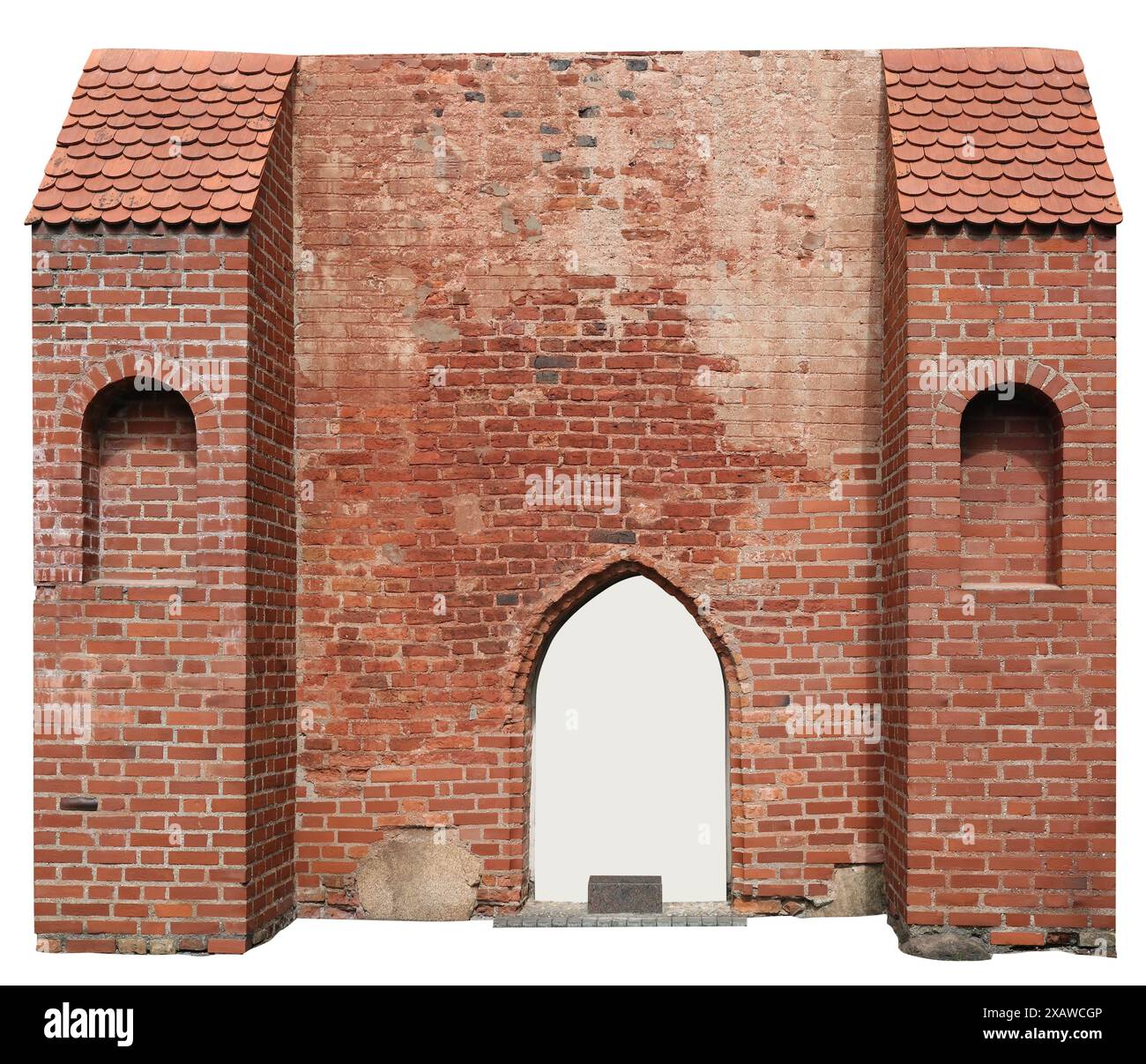 Antico muro di mattoni rossi con nicchie ad arco per statue. Isolato su bianco Foto Stock