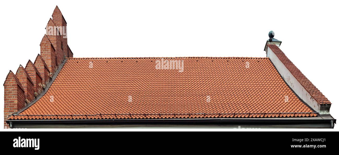 Nuovo tetto in piastrelle rosse di un vecchio edificio antico. Isolato su bianco Foto Stock