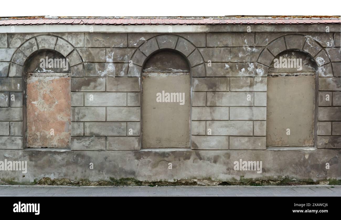Antica recinzione in cemento in rovina con nicchie ad arco. Isolato su bianco Foto Stock