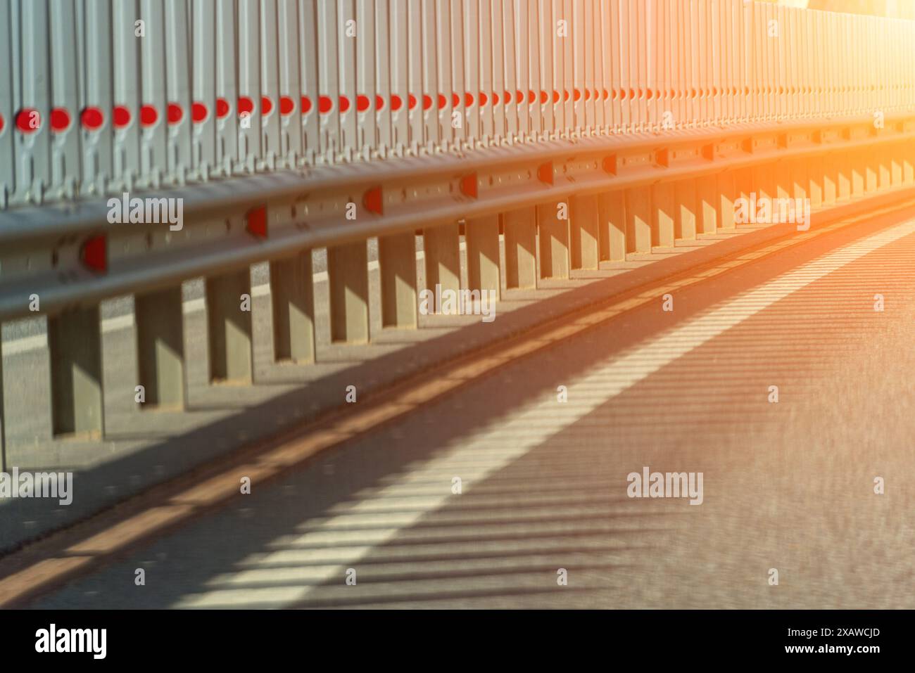 Barriere di sicurezza sull'autostrada. Barriera di sicurezza in acciaio anodizzato. Miglioramento della sicurezza stradale Foto Stock