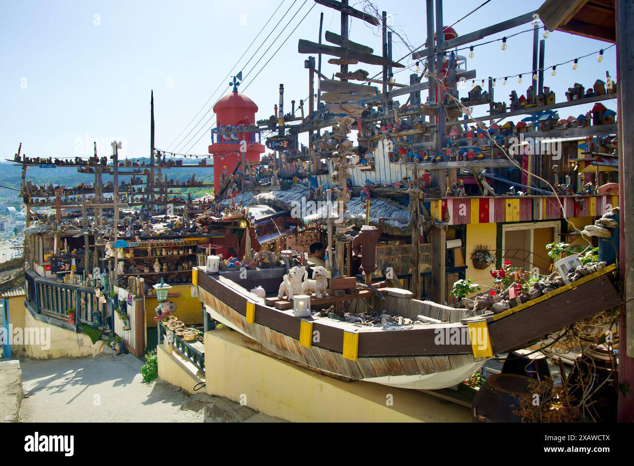 Donghae City, Corea del Sud - 18 maggio 2024: Installazioni artistiche uniche ed eclettiche costeggiano i sentieri di Nongoldam Street, con varie sculture e. Foto Stock