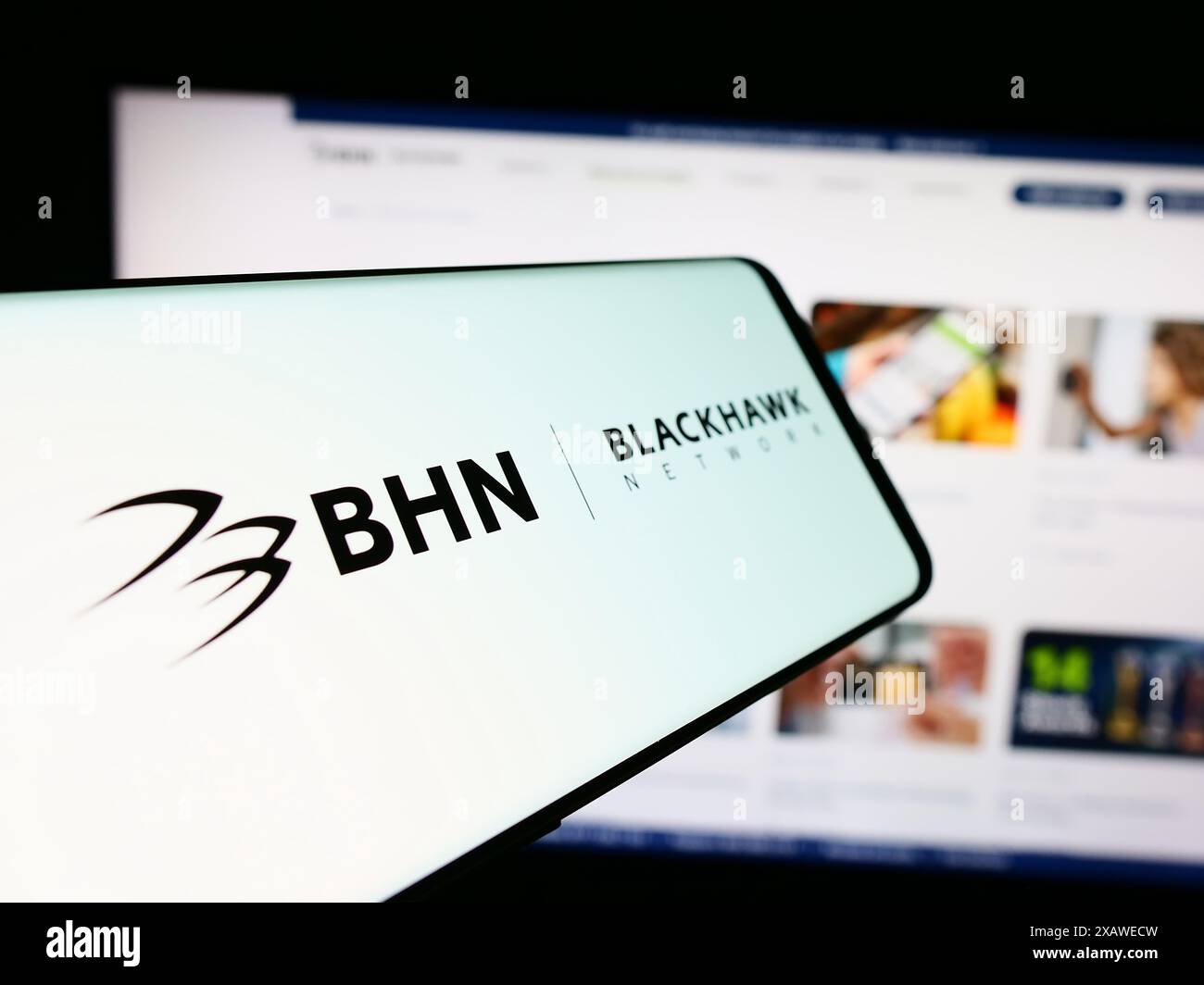 Smartphone con logo della società di soluzioni di pagamento Blackhawk Network Holdings Inc. Davanti al sito Web. Mettere a fuoco la parte centrale sinistra del display del telefono. Foto Stock