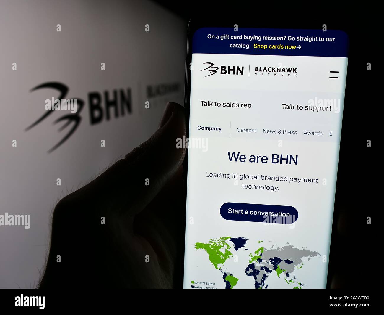 Persona che detiene un telefono cellulare con il sito Web della società di soluzioni di pagamento Blackhawk Network Holdings Inc. Con il logo. Messa a fuoco al centro del display del telefono. Foto Stock