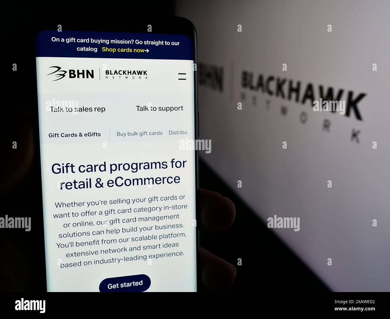 Persona che detiene un cellulare con pagina web della società di soluzioni di pagamento Blackhawk Network Holdings Inc. Con logo. Messa a fuoco al centro del display del telefono. Foto Stock