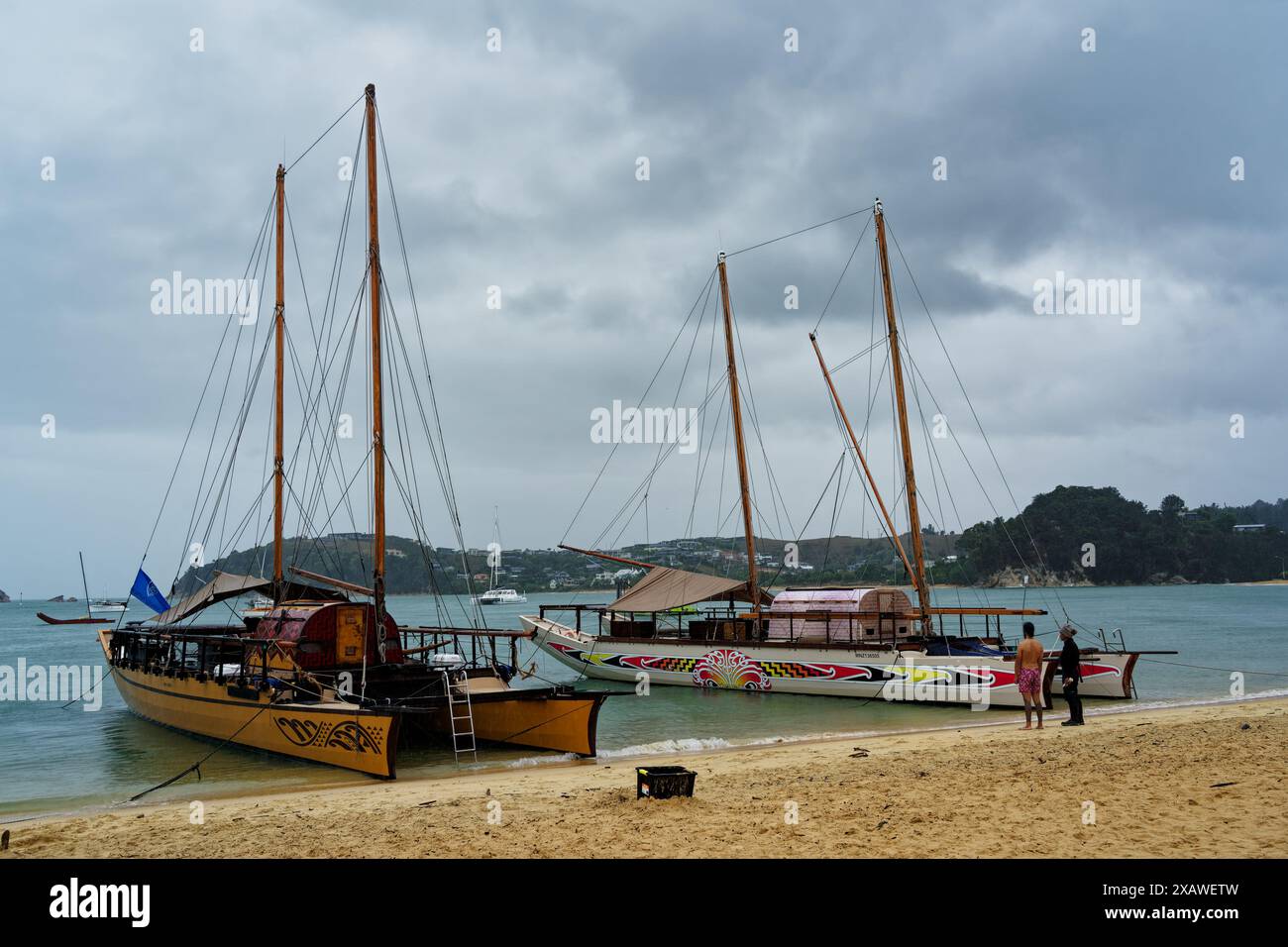 Spiaggia di Kaiteriteri, distretto di Tasman, isola meridionale, Aotearoa / nuova Zelanda - 12 aprile 2024: Waka a doppio scafo a Kaiteriteri per il te Hau Kōmaru Nat Foto Stock