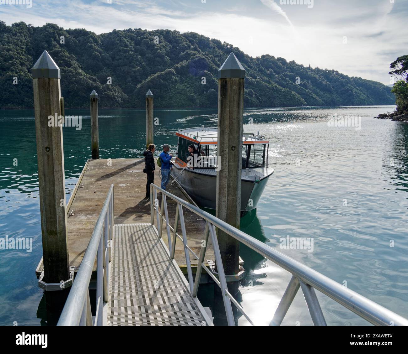 Waitohi / Picton, Marlborough Sounds, South Island, Aotearoa / nuova Zelanda - 16 luglio 2023: Un taxi d'acqua con i clienti al molo di attracco delle barche Foto Stock