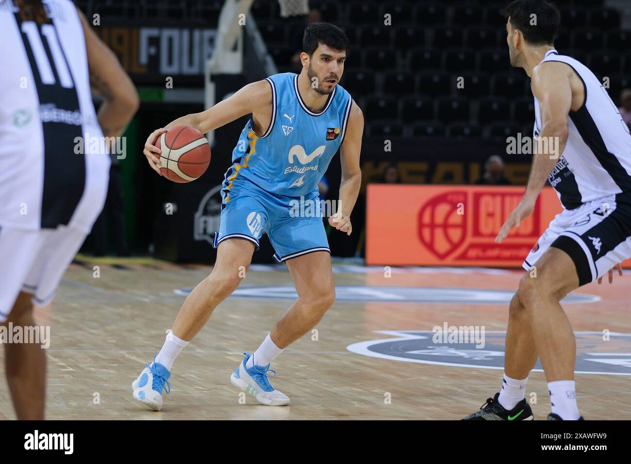 Madrid, Spagna. 9 giugno 2024. Movistar Estudiantes giocatore in azione durante Final Four LEB Oro 2024 match tra Movistar Estudiantes e Burgos alla MadridArena 8 giugno 2024 a Madrid, Spagna (foto di Oscar Gonzalez/Sipa USA) crediti: SIPA USA/Alamy Live News Foto Stock