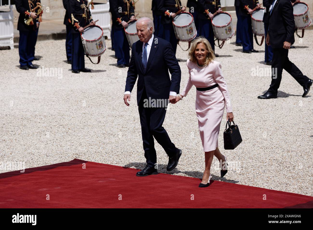 Parigi, Francia. 8 giugno 2024. Il presidente francese Emmanuel Macron e sua moglie Brigitte Macron danno il benvenuto al presidente degli Stati Uniti Joe Biden e a sua moglie Jill Biden l'8 giugno 2024 al palazzo presidenziale Elysee di Parigi, in Francia. Crediti: Bernard Menigault/Alamy Live News Foto Stock