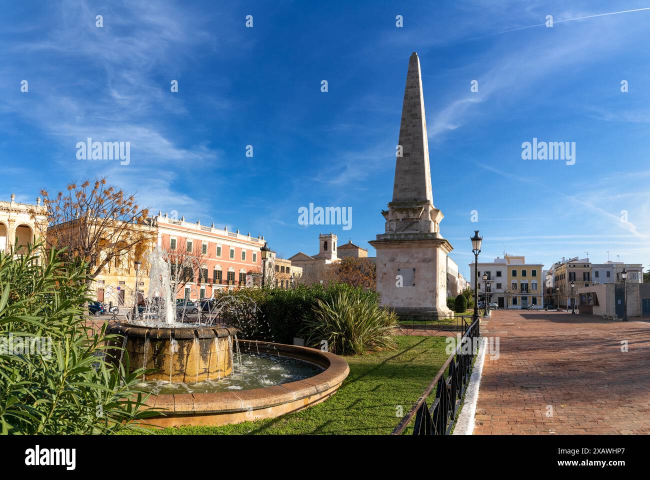 Ciutadella, Spagna - 26 gennaio 2024: Veduta dell'Obelisco della Ciutadella e della piazza nata nel centro storico della città Foto Stock