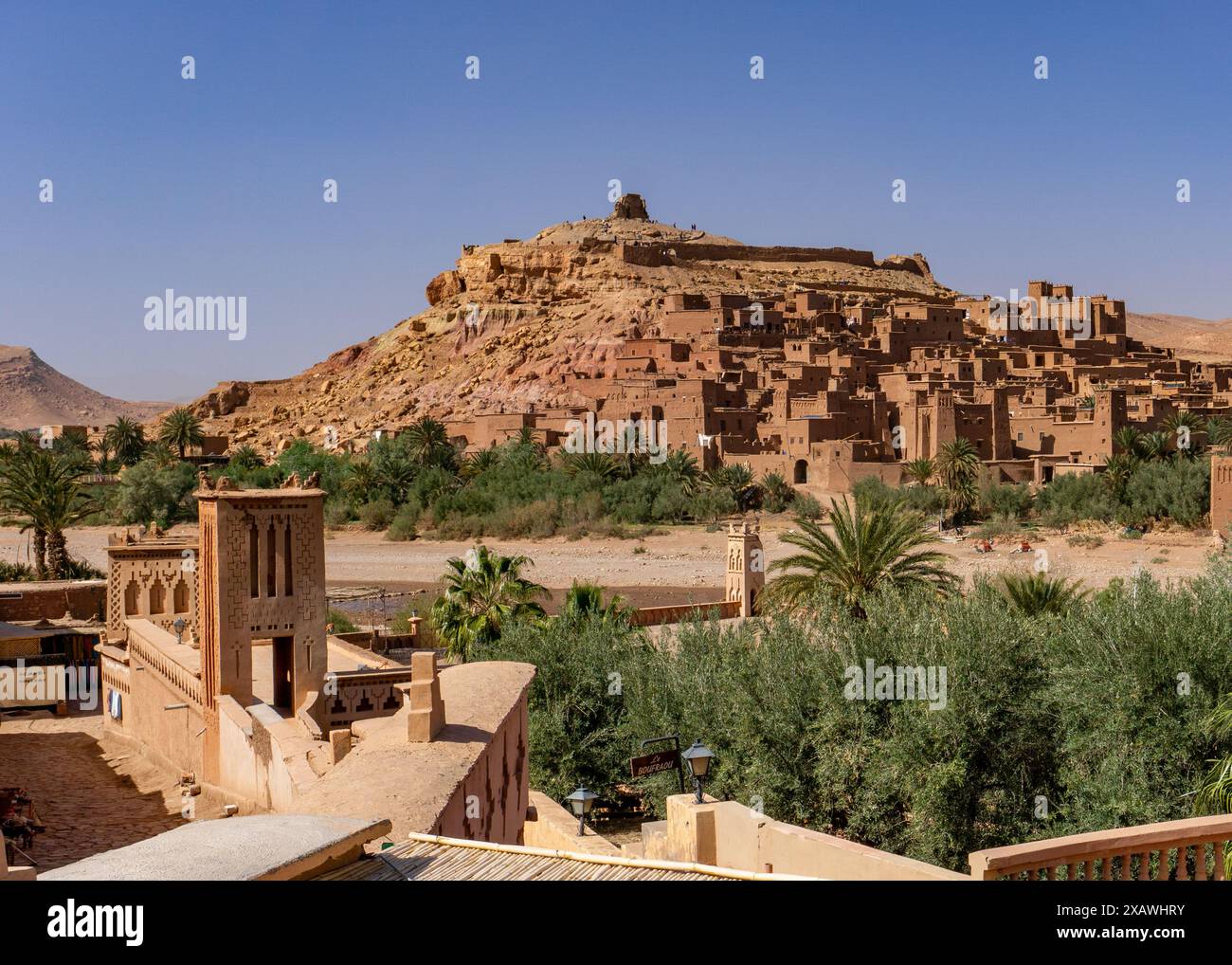 Ait Benhaddou, Marocco - 14 marzo 2024: Veduta del villaggio di terra argillosa di Ait Benhaddou nel sud del Marocco Foto Stock