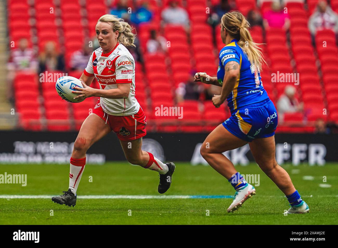 Wembley, Londra, Regno Unito. 8 giugno 2024. Betfred Women’s Challenge Cup Final Rugby: Leeds Rhinos Women vs St Helens Women allo stadio di Wembley. Jodie Cunningham sta correndo la palla nella difesa di Leeds. Credito James Giblin Photography/Alamy Live News. Foto Stock