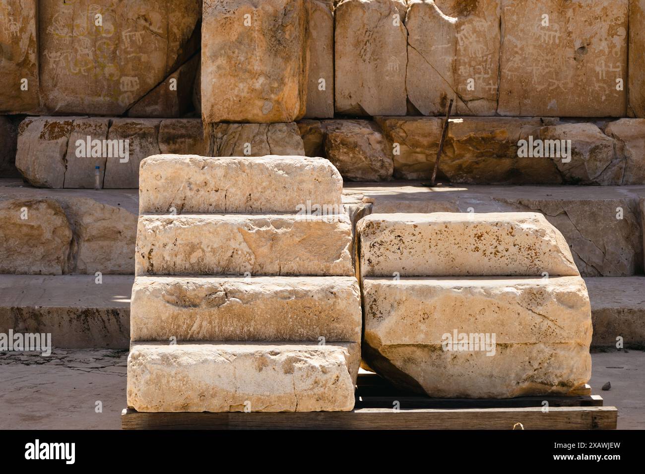 Pile di antichi blocchi di pietra in un cantiere storico incompiuto in Medio Oriente Foto Stock