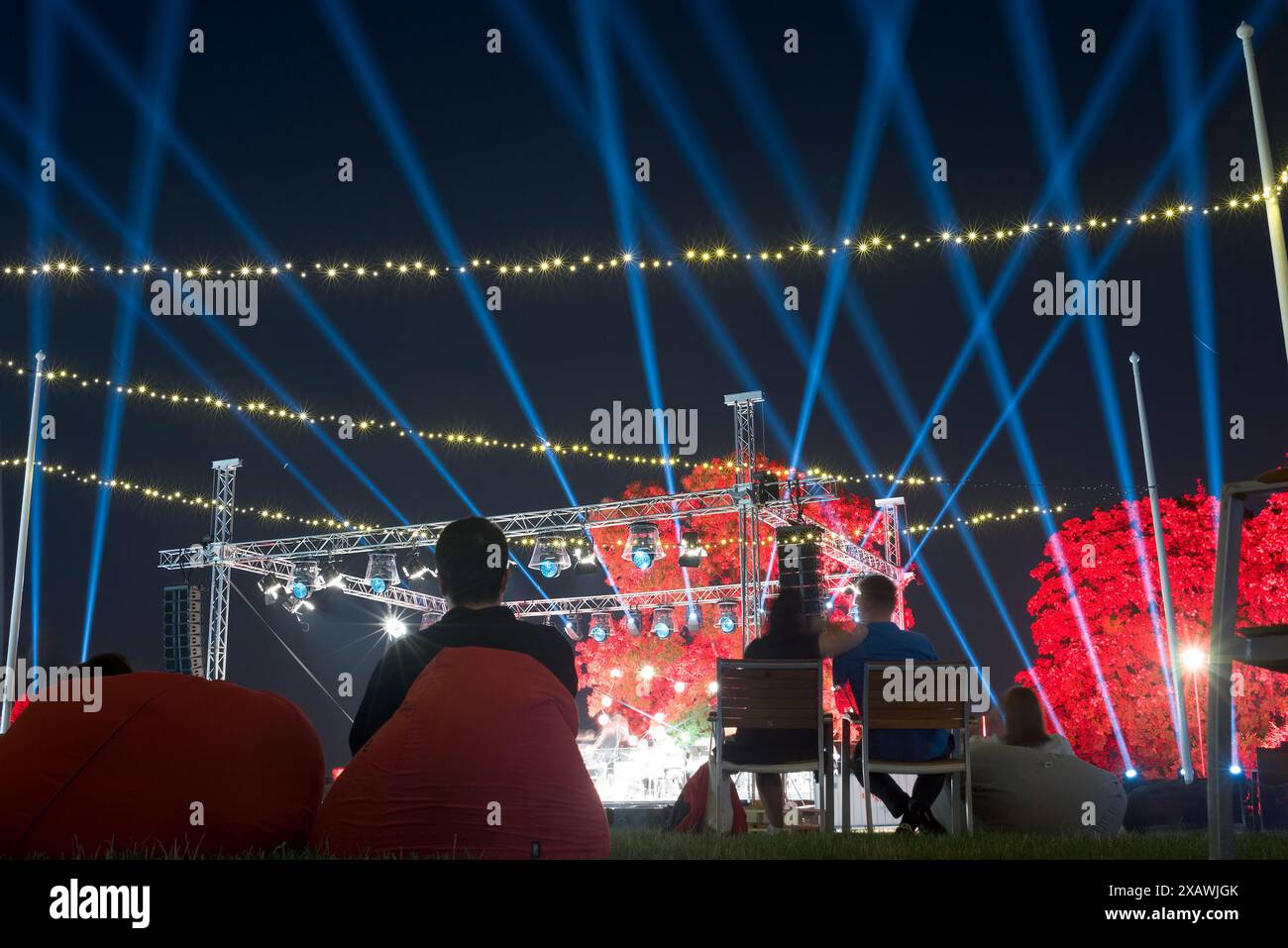 I raggi di luce durante il concerto musicale notturno Foto Stock