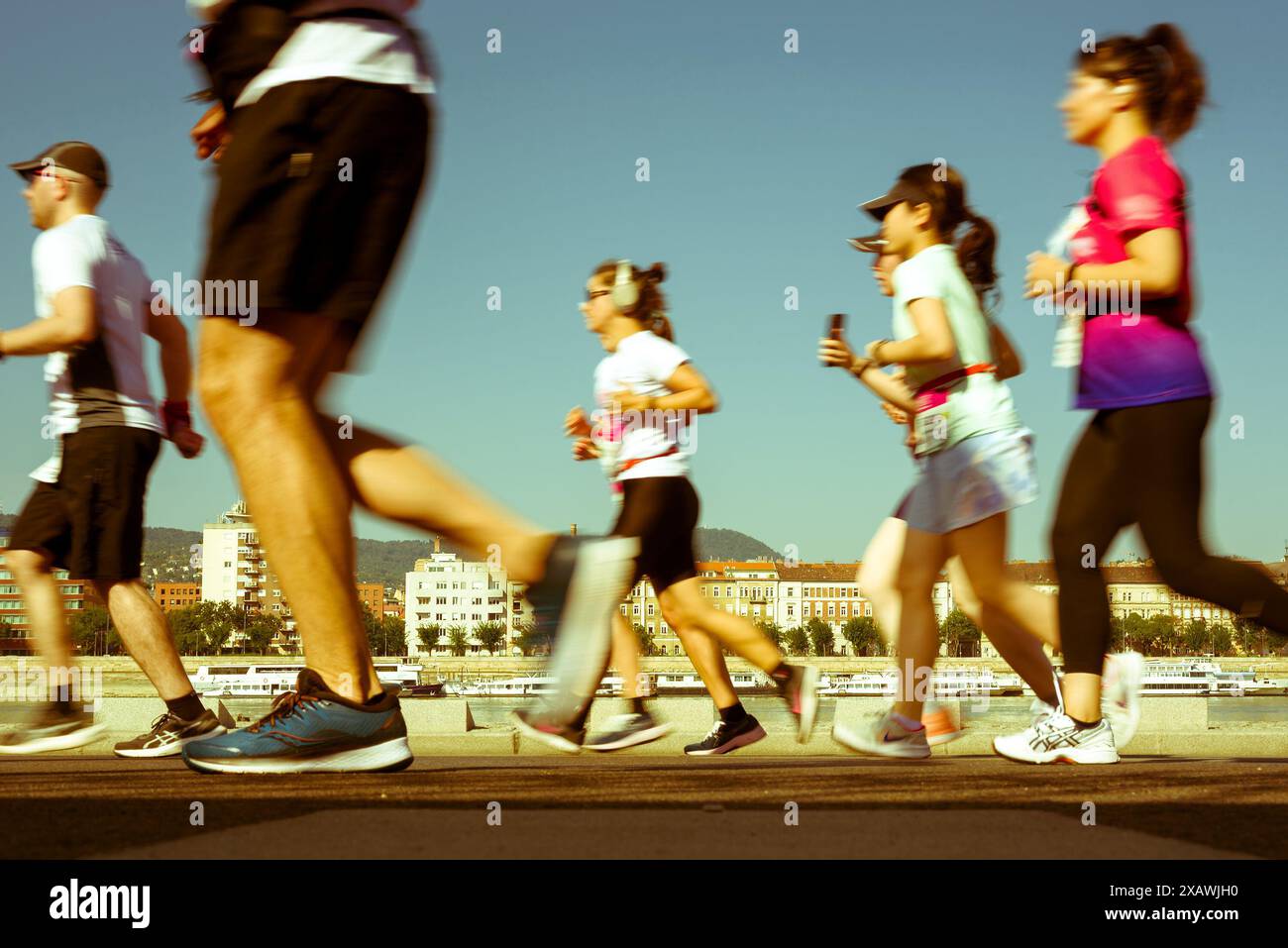 Gruppo di persone che corrono all'aperto Foto Stock