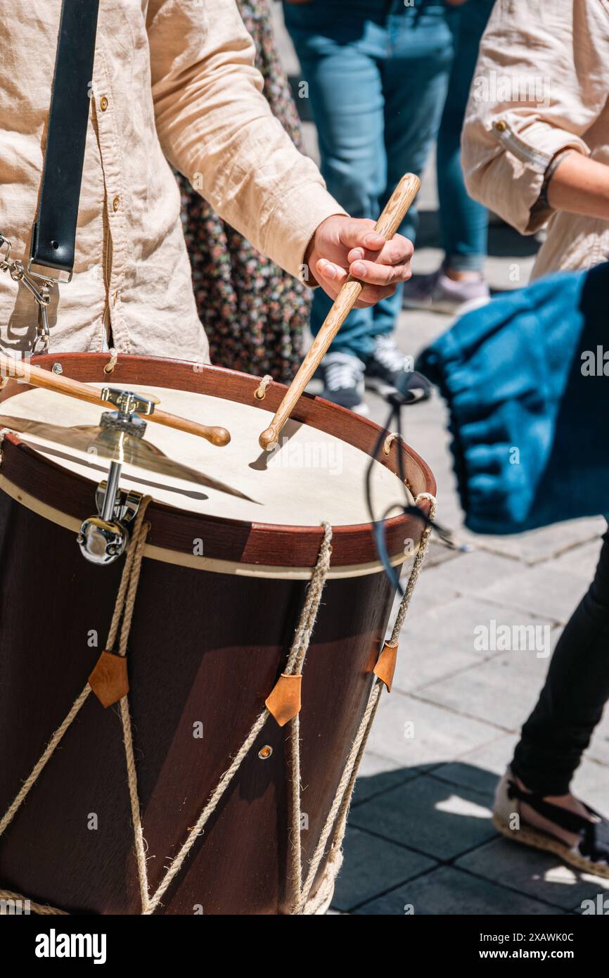 Particolare delle mani che tengono in mano le bacchette suonano timpani e i tamburi piatti in una processione della popolare band che sfilano attraverso il popolare festival floreale . Foto Stock