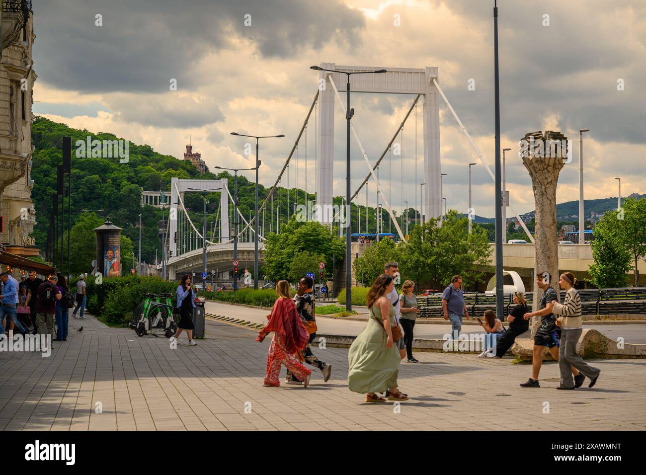 Ponte Erzsébet in una giornata di sole con pedoni di passaggio, Budapest, Ungheria Foto Stock