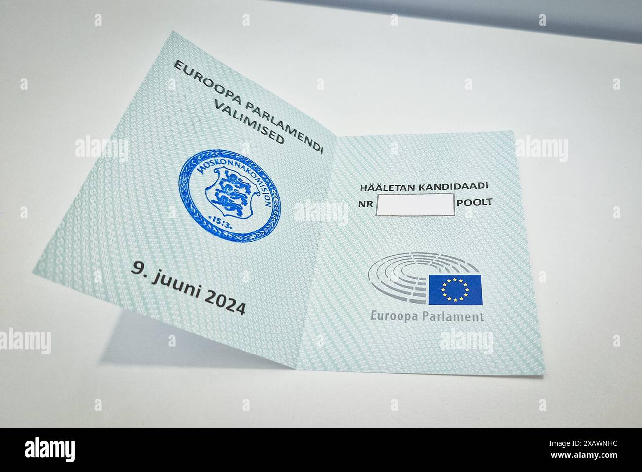 Tallinn, Estonia - 9 giugno 2024: Scheda di voto estone per le elezioni del Parlamento europeo durante il giorno delle elezioni. Foto Stock