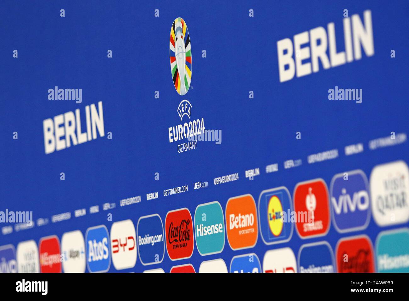 Berlino, Germania - 7 giugno 2024: Logo UEFA EURO 2024 sul tabellone delle decorazioni nella sala conferenze stampa dell'Olympiastadion di Berlino visto durante l'Open Media Day della settimana precedente al torneo UEFA EURO 2024 Foto Stock