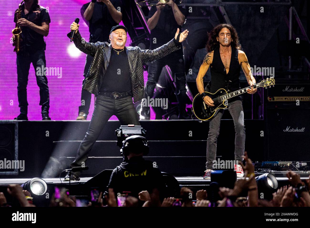 Vasco Rossi (L) e Stef Burns (R) si esibiscono dal vivo allo Stadio San Siro di Milano, l'8 giugno 2024 a Milano Foto Stock