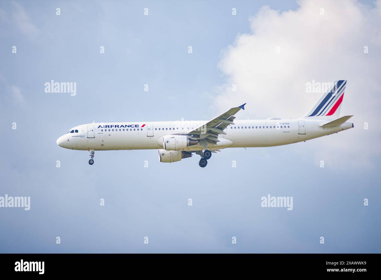 02.06.2024, Berlino, Germania, Europa - Air France Airbus A321-212 aeromobili passeggeri con immatricolazione F-GTAS si avvicina all'aeroporto di Berlino-Brandeburgo. Foto Stock