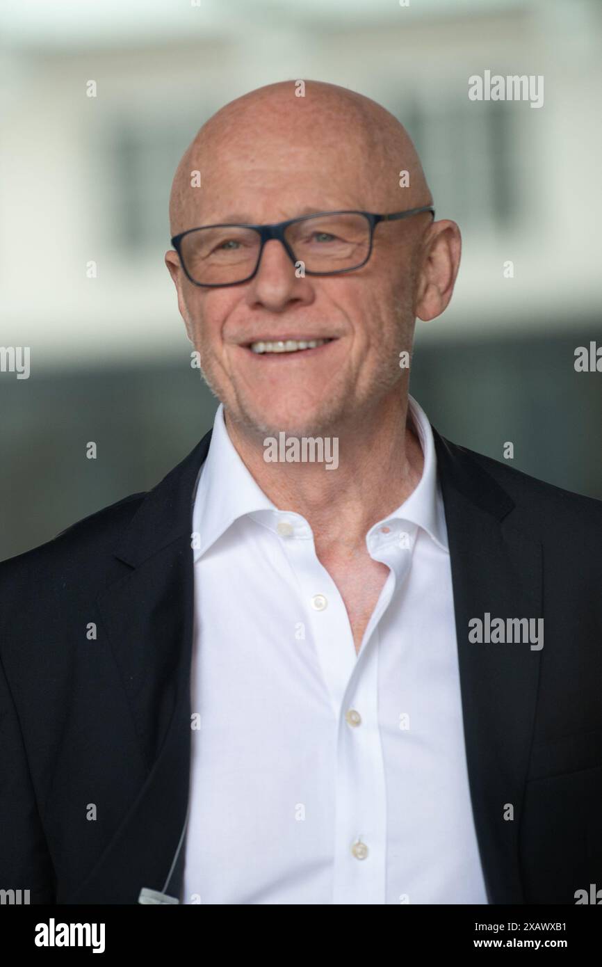 Londra, Regno Unito. 9 giugno 2024. John Caudwell lascia la BBC Broadcasting House dopo essere apparso su "Sunday with Laura Kuenssberg". Credito: Justin ng/Alamy Live News Foto Stock