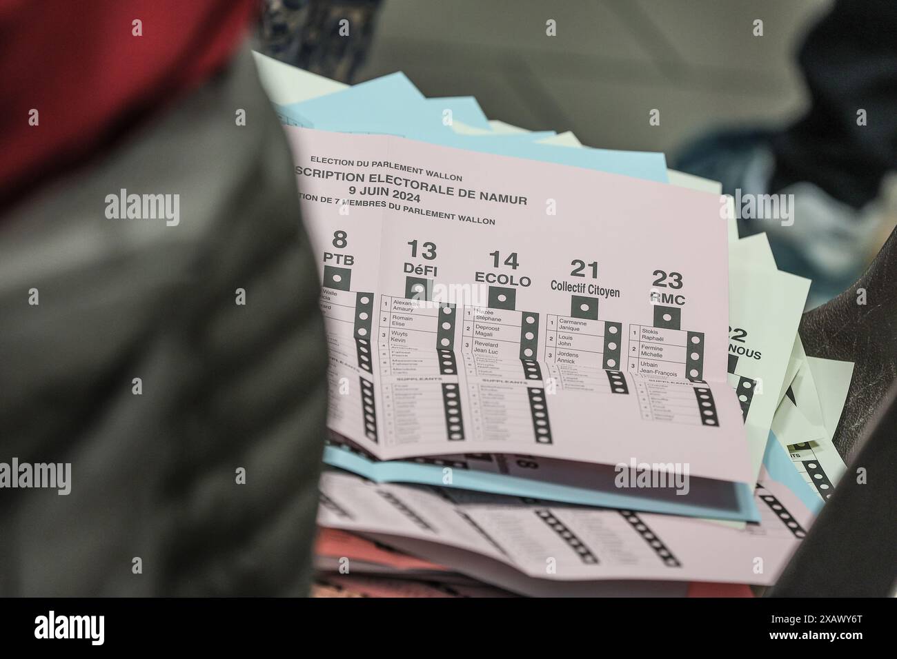 Le votazioni si vedono in una stazione elettorale di Namur, domenica 9 giugno 2024. Il Belgio tiene le elezioni per gli organi legislativi regionali, federali ed europei. FOTO DEL BELGA BRUNO FAHY Foto Stock