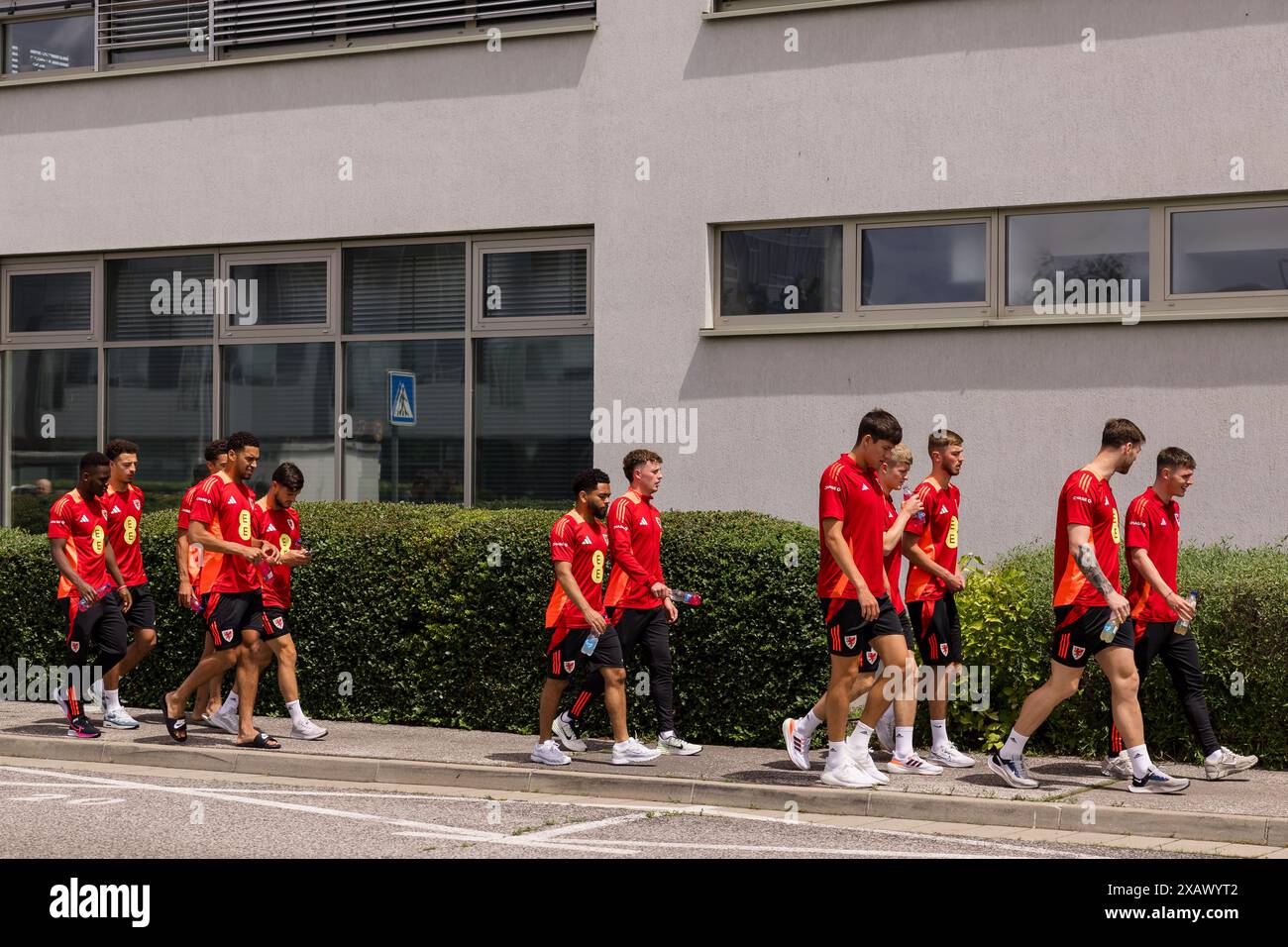 BRATISLAVA, Slovacchia. 9 giugno 2024. Squadra gallese durante una passeggiata della squadra prima dell'amichevole internazionale tra Slovacchia e Cymru allo Stadio di Anton Malatinský, Slovacchia, il 9 giugno. (PIC by John Smith/FAW) credito: Football Association of Wales/Alamy Live News Credit: Football Association of Wales/Alamy Live News Foto Stock