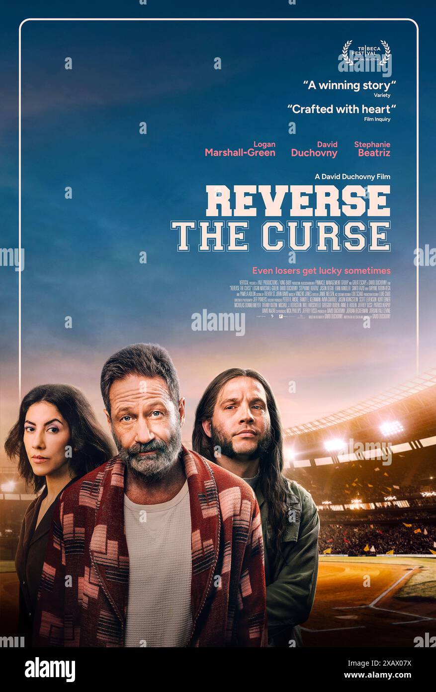 Reverse the Curse (2023), diretto da David Duchovny e interpretato da Logan Marshall-Green, Stephanie Beatriz e Pamela Adlon. Un venditore di arachidi dello Yankee Stadium si trasferisce con suo padre, un tifoso dei Boston Red Sox per tutta la vita, che sta combattendo contro il cancro abbastanza a lungo nella speranza di vedere i Red Sox battere gli Yankees nei playoff del 1978. US un foglio poster ***SOLO PER USO EDITORIALE***. Credito: BFA / intrattenimento verticale Foto Stock