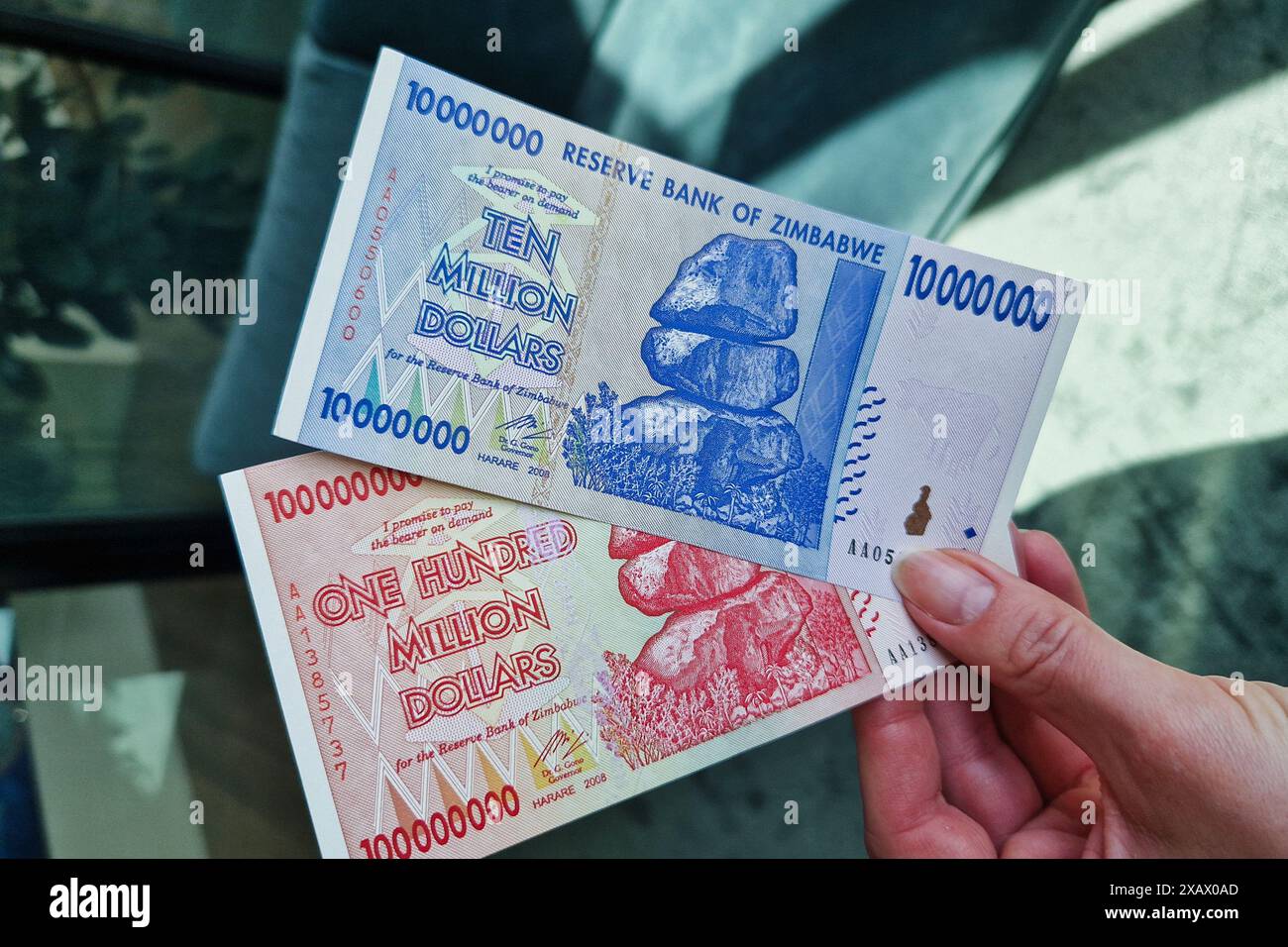 Stoccolma, Svezia - 15 maggio 2024: Banconote da cento milioni di dollari e dieci milioni di dollari dello Zimbabwe. Foto Stock