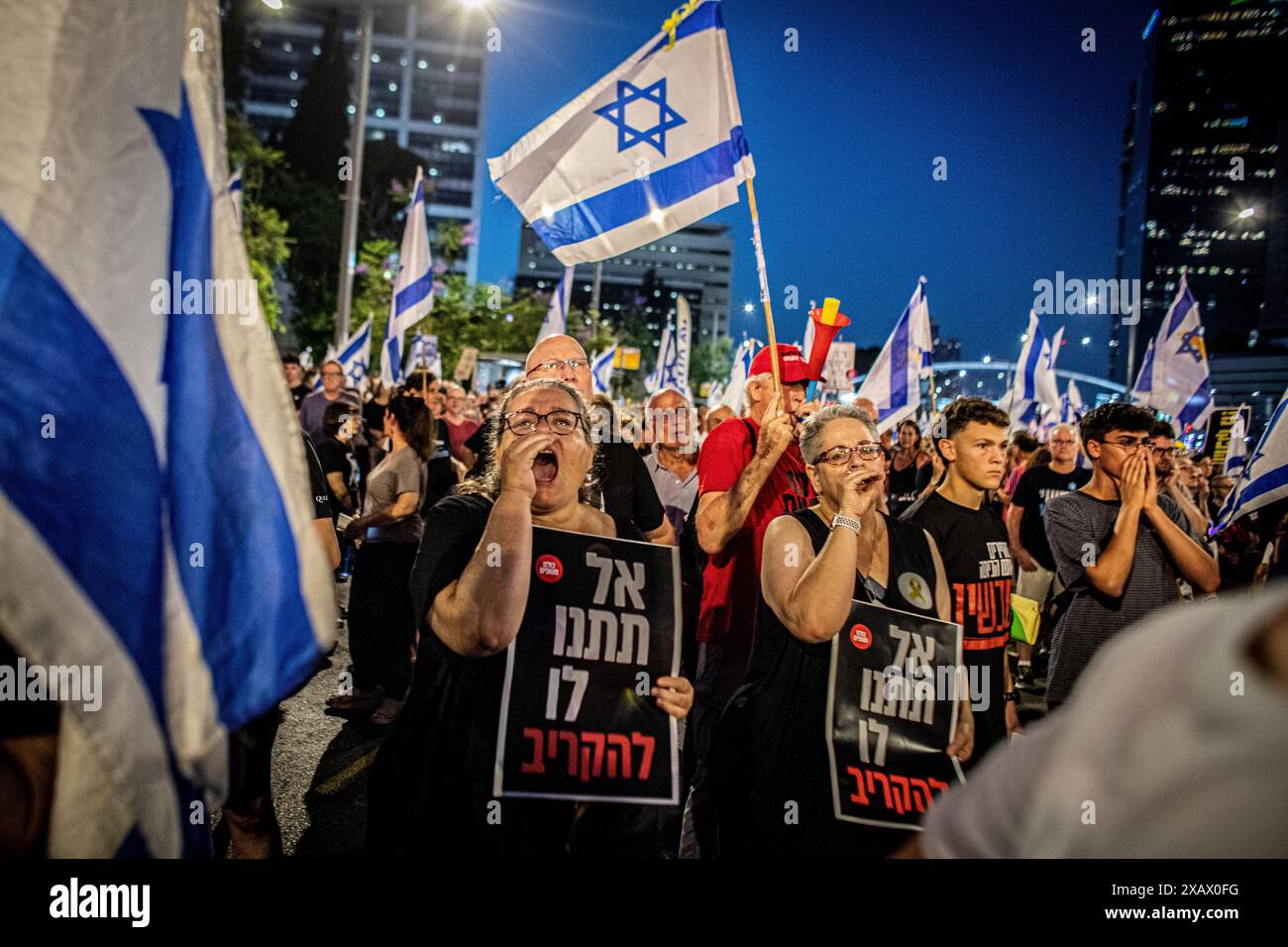 I manifestanti in Israele cantano durante una manifestazione a Tel Aviv, sabato 8 giugno 2024.migliaia di manifestanti si sono riuniti in decine di luoghi in tutta Israele sabato sera chiedendo un accordo con gli ostaggi e nuove elezioni poche ore dopo la notizia del salvataggio dei quattro ostaggi C Noa Argamani, Almog Meir Jan, Andrey Kozlov e Shlomi Ziv C si ruppero. Foto di Eyal Warshavsky. Foto Stock