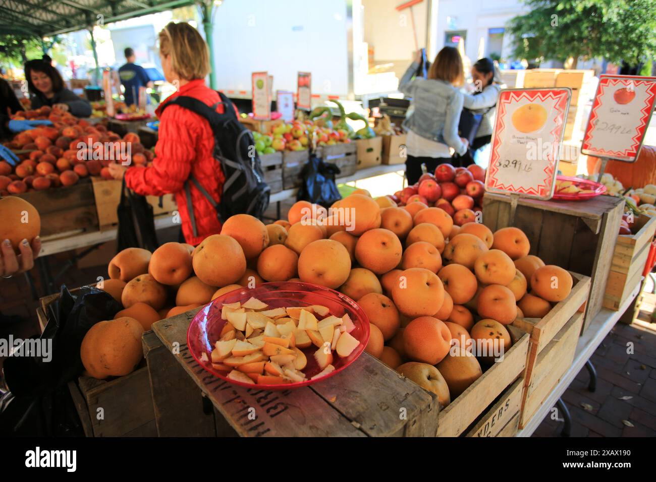 Washington, stati uniti 19 ottobre 2016: Raccolta e esposizione delle arance nel mercato orientale di Washington. Il mercato orientale è la destinazione di DC per il cibo fresco Foto Stock