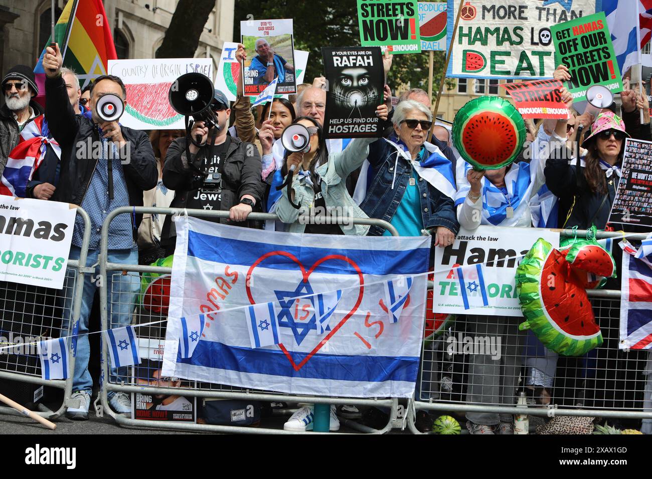 La controprotesta a sostegno di Israele condanna Hamas e chiede la liberazione degli ostaggi durante la marcia pro-palestinese nel centro di Londra la protesta è stata organizzata dalla campagna di solidarietà della Palestina nel Regno Unito. Foto Stock