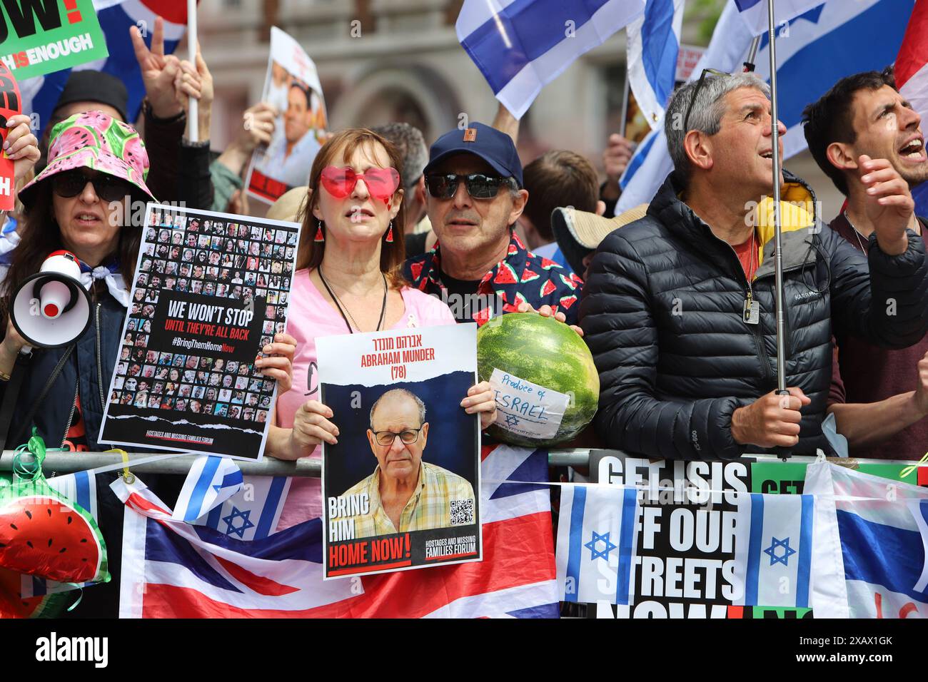 La controprotesta a sostegno di Israele condanna Hamas e chiede la liberazione degli ostaggi durante la marcia pro-palestinese nel centro di Londra la protesta è stata organizzata dalla campagna di solidarietà della Palestina nel Regno Unito. Foto Stock