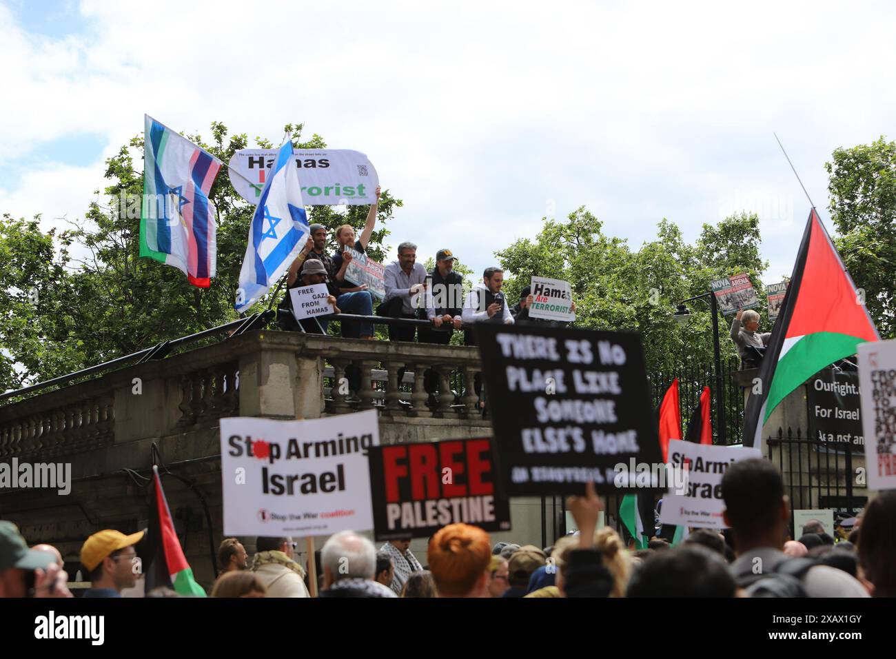 La controprotesta a sostegno di Israele condanna Hamas e chiede la liberazione degli ostaggi durante la marcia pro-palestinese nel centro di Londra la protesta è stata organizzata dalla campagna di solidarietà della Palestina nel Regno Unito. Foto Stock