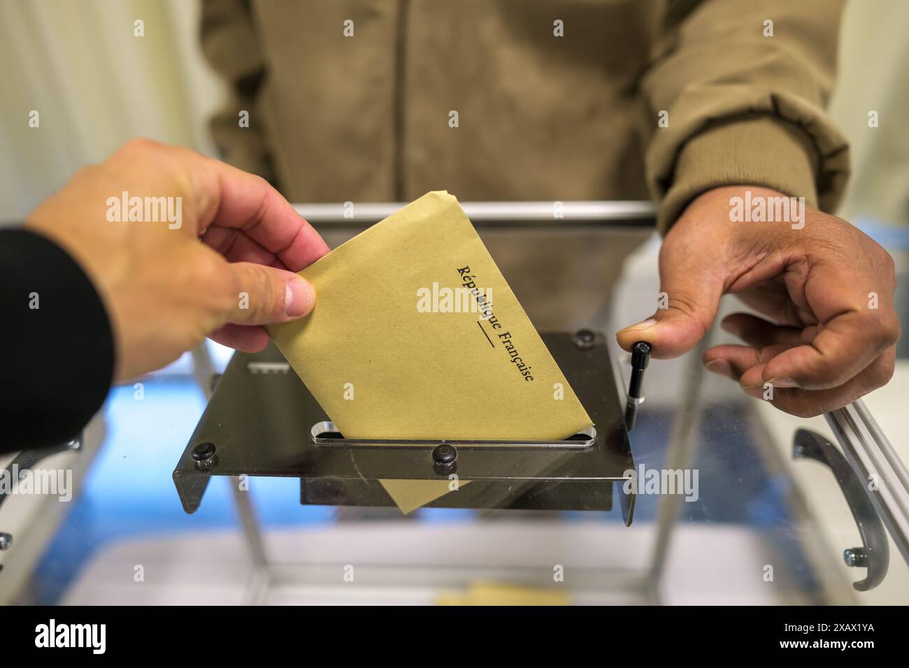 Vista di una persona che ha votato con l'iscrizione Republique Francoaise, Repubblica francese, mentre vota per le elezioni in Francia Foto Stock