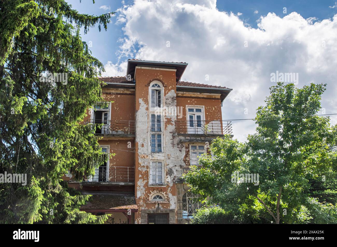 Vecchia casa di campagna trascurata e fatiscente in giornata di sole Foto Stock