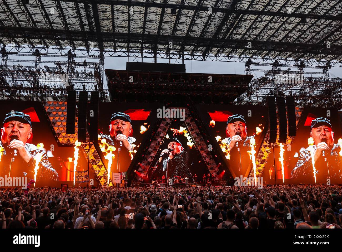 Una vista generale del palco e dell'atmosfera durante il Vasco Live 2024 allo Stadio San Siro l'8 giugno 2024 a Milano, Italia Foto Stock